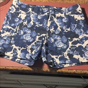 💁‍♀️WOMENS The Limited White Shorts with Blue Floral Print